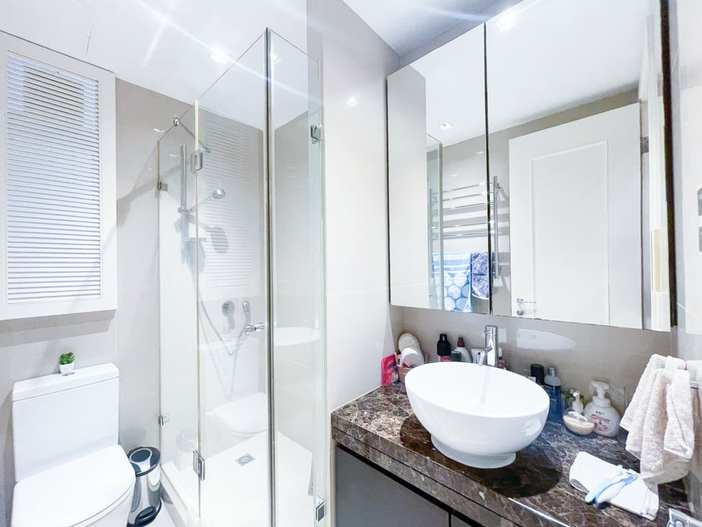 https://img.propertyraptor.com/cdn-cgi/imagedelivery/KD5bF_AFL0JDTbKLWF7z9g/ap8/ap8_001/hornet/prp/img/60aec1ce08769c0540f8407a4b5202d2.jpg/public