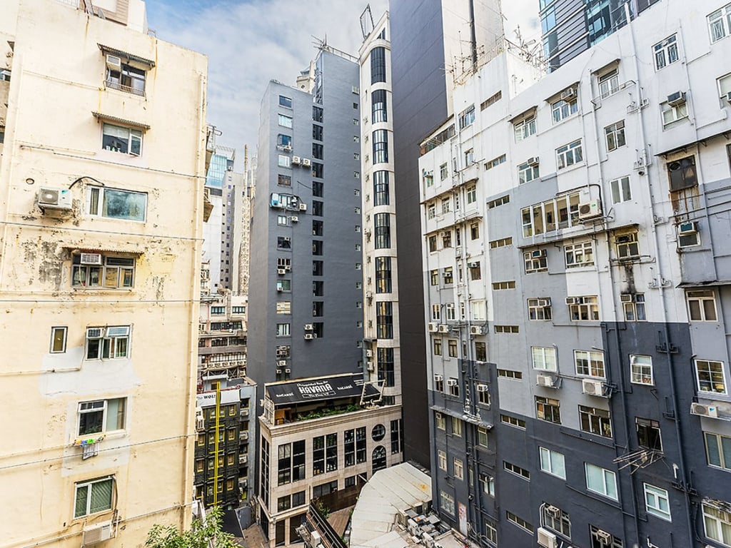 https://img.propertyraptor.com/cdn-cgi/imagedelivery/KD5bF_AFL0JDTbKLWF7z9g/ap8/ap8_001/hornet/prp/img/60f1d9d94bbd41389222bf67c177725c.jpg/public