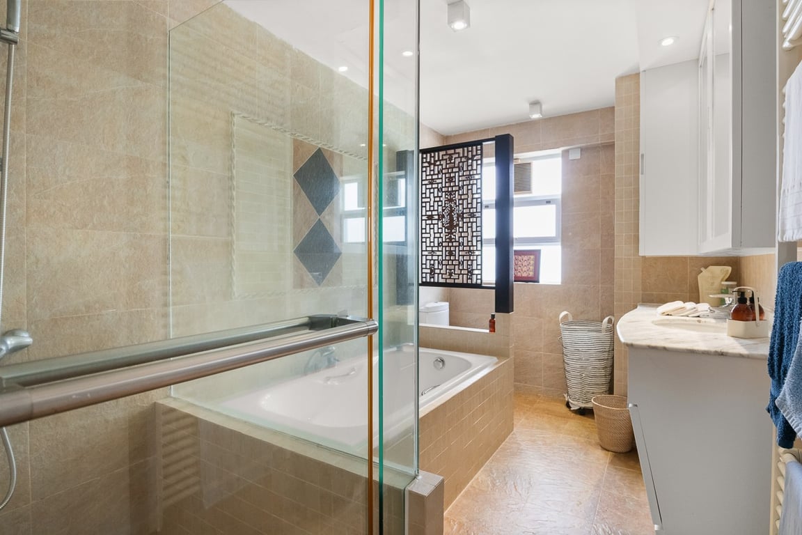 https://img.propertyraptor.com/cdn-cgi/imagedelivery/KD5bF_AFL0JDTbKLWF7z9g/ap8/ap8_001/hornet/prp/img/61297bec68aabd13d222521416a62cdc-wtm.jpg/public