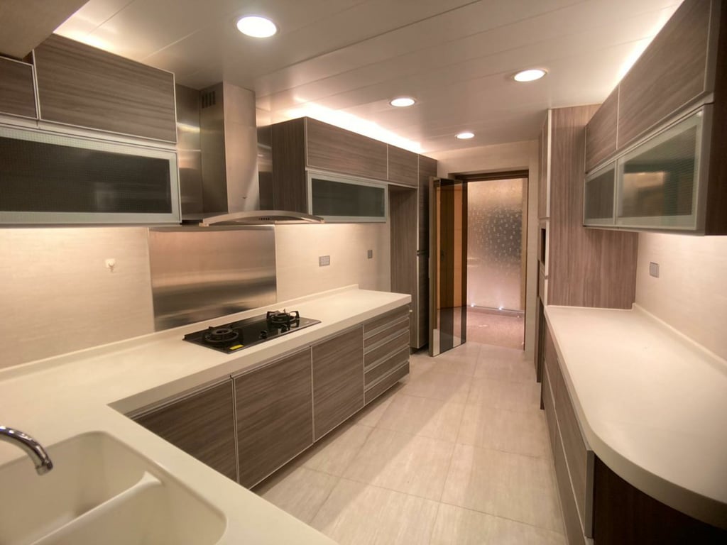 https://img.propertyraptor.com/cdn-cgi/imagedelivery/KD5bF_AFL0JDTbKLWF7z9g/ap8/ap8_001/hornet/prp/img/6134db0c4d73b955198c5b5a581cadde.jpg/public