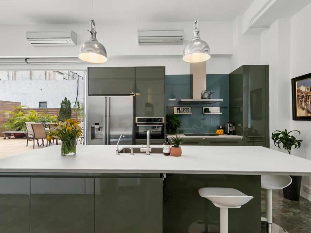 https://img.propertyraptor.com/cdn-cgi/imagedelivery/KD5bF_AFL0JDTbKLWF7z9g/ap8/ap8_001/hornet/prp/img/61a58f203b55f18839bca5108cfccc87.jpg/public