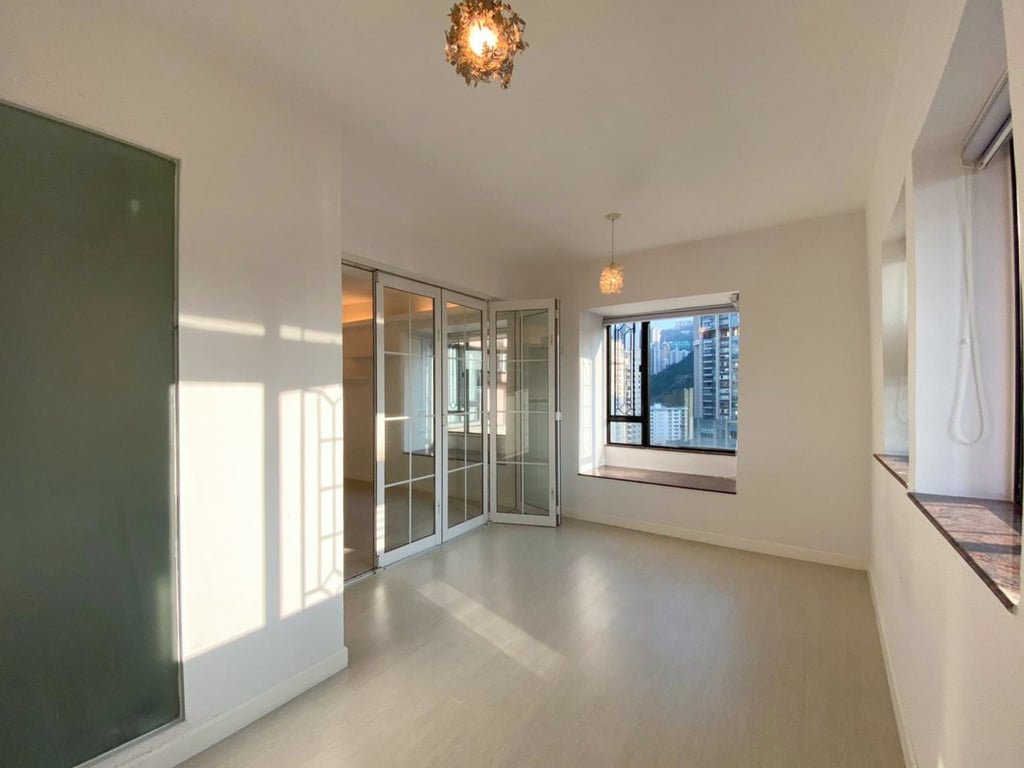 https://img.propertyraptor.com/cdn-cgi/imagedelivery/KD5bF_AFL0JDTbKLWF7z9g/ap8/ap8_001/hornet/prp/img/61ae04bd0daafedcb916f654db25dc8b.jpg/public