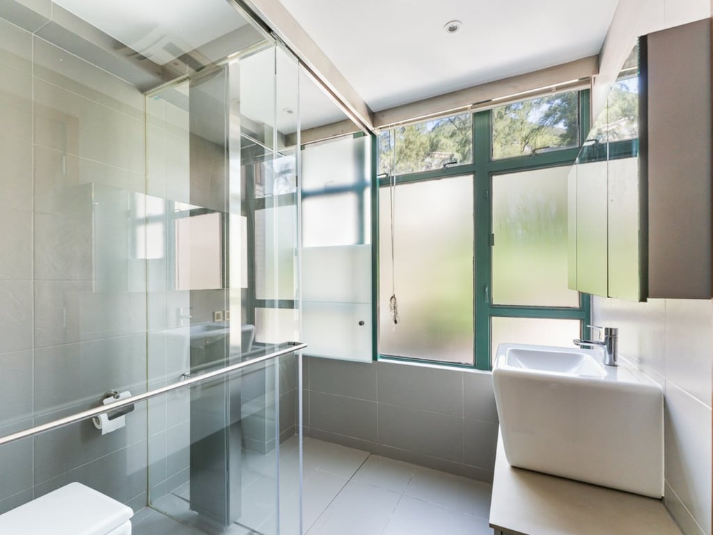 https://img.propertyraptor.com/cdn-cgi/imagedelivery/KD5bF_AFL0JDTbKLWF7z9g/ap8/ap8_001/hornet/prp/img/61c03770c6bc5b573bc5463f138151fb.jpg/public