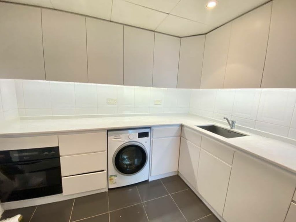 https://img.propertyraptor.com/cdn-cgi/imagedelivery/KD5bF_AFL0JDTbKLWF7z9g/ap8/ap8_001/hornet/prp/img/62c41f52842baece72f9cef4c0d930bc.jpg/public