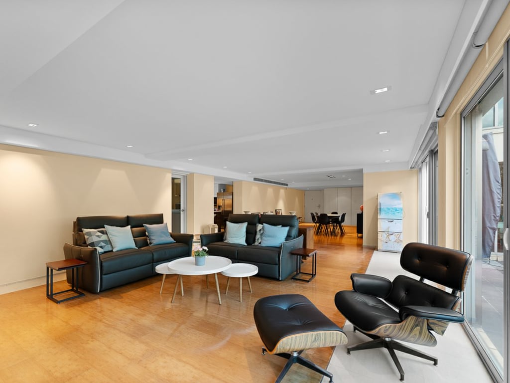 https://img.propertyraptor.com/cdn-cgi/imagedelivery/KD5bF_AFL0JDTbKLWF7z9g/ap8/ap8_001/hornet/prp/img/62c647e7ca4cbe8799f5f1f53f640f7a-wtm.jpg/public