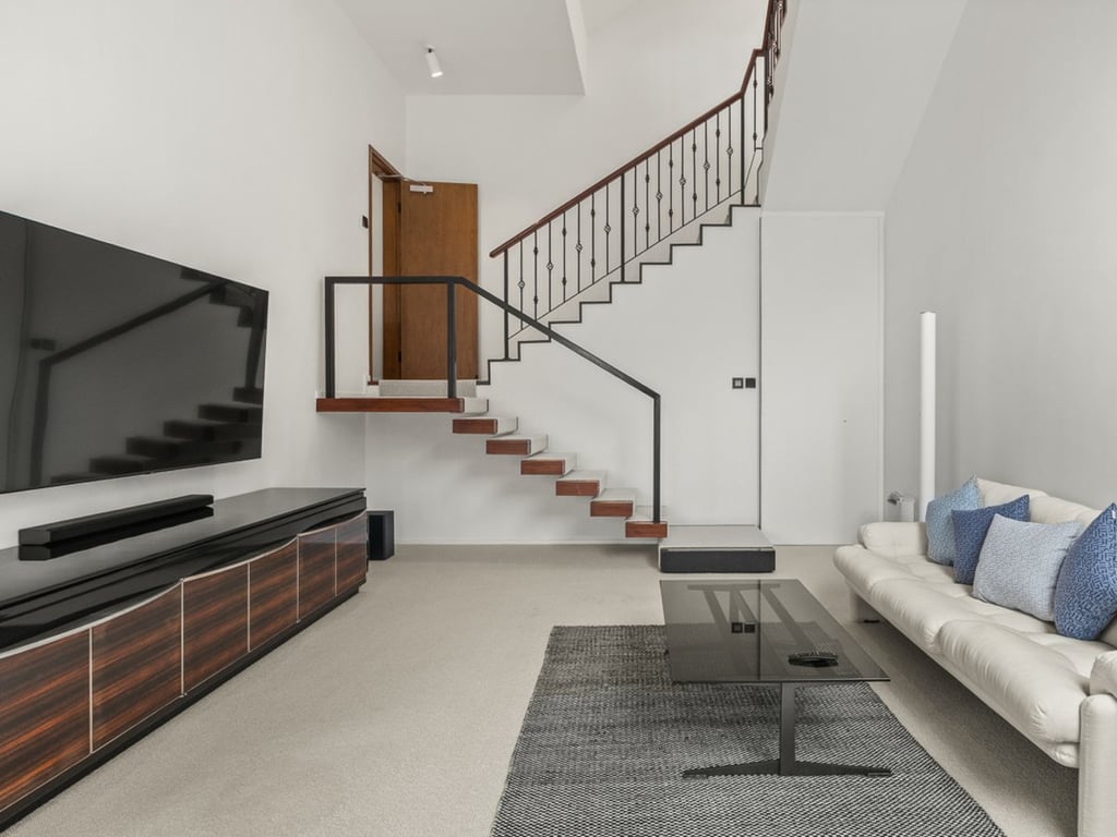 https://img.propertyraptor.com/cdn-cgi/imagedelivery/KD5bF_AFL0JDTbKLWF7z9g/ap8/ap8_001/hornet/prp/img/62c71fc37b867e99e1ca29c91ca3f9dd.jpg/public