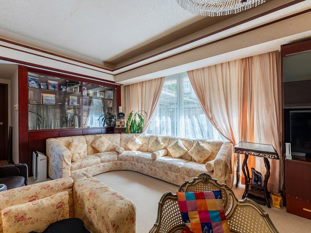 https://img.propertyraptor.com/cdn-cgi/imagedelivery/KD5bF_AFL0JDTbKLWF7z9g/ap8/ap8_001/hornet/prp/img/6356cce44cb6c2ba13f6651159ccf50e.jpg/public