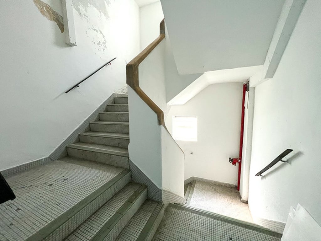 https://img.propertyraptor.com/cdn-cgi/imagedelivery/KD5bF_AFL0JDTbKLWF7z9g/ap8/ap8_001/hornet/prp/img/6397e37e4a3ffc8be4748feb5af052bd.jpg/public