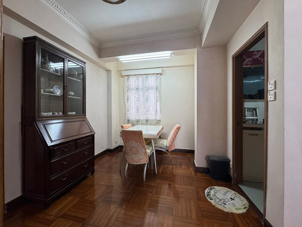 https://img.propertyraptor.com/cdn-cgi/imagedelivery/KD5bF_AFL0JDTbKLWF7z9g/ap8/ap8_001/hornet/prp/img/63bc7ffbf32d1f4a715cbafb018d94d0-wtm.jpg/public
