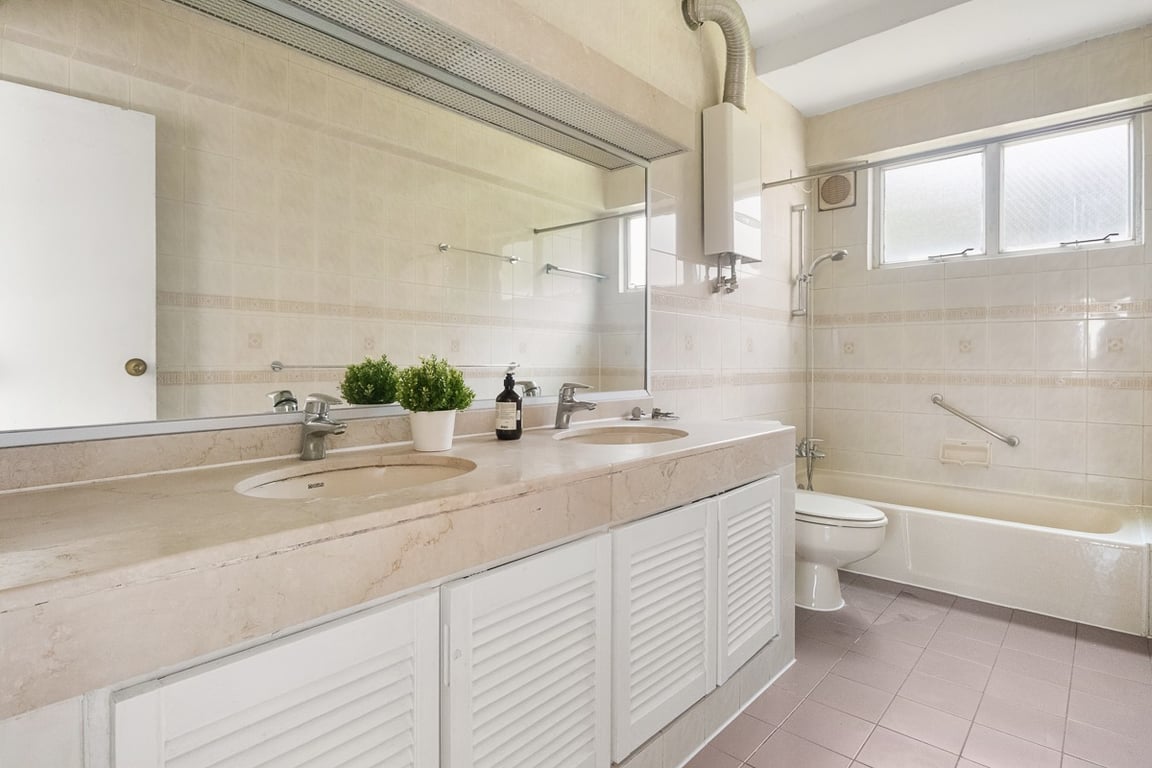 https://img.propertyraptor.com/cdn-cgi/imagedelivery/KD5bF_AFL0JDTbKLWF7z9g/ap8/ap8_001/hornet/prp/img/63bf993a8ab7bf29ec51359a2291f15a-wtm.jpg/public