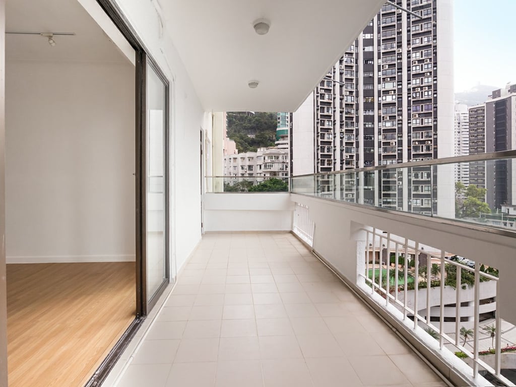 https://img.propertyraptor.com/cdn-cgi/imagedelivery/KD5bF_AFL0JDTbKLWF7z9g/ap8/ap8_001/hornet/prp/img/642b3cecb5d7f6a0045e9207d82cf579.jpg/public