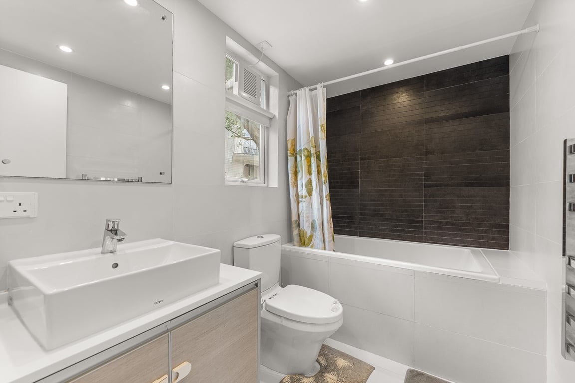 https://img.propertyraptor.com/cdn-cgi/imagedelivery/KD5bF_AFL0JDTbKLWF7z9g/ap8/ap8_001/hornet/prp/img/6450aa644db97e0bb36a65aeb2f06a62-wtm.jpg/public