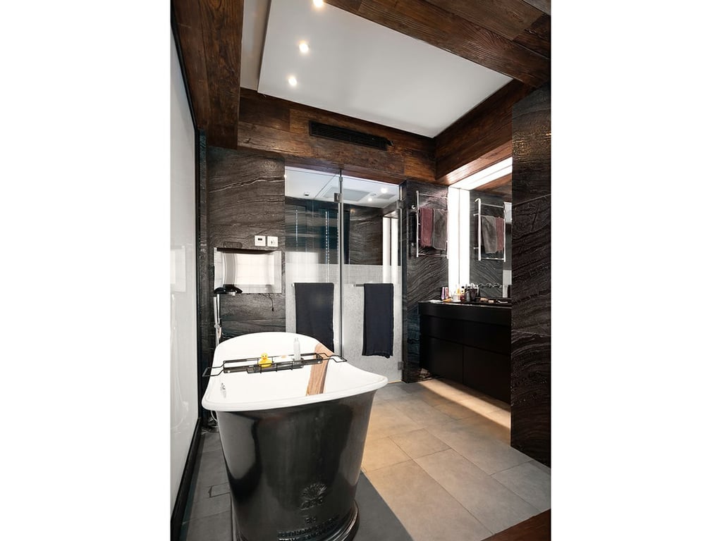 https://img.propertyraptor.com/cdn-cgi/imagedelivery/KD5bF_AFL0JDTbKLWF7z9g/ap8/ap8_001/hornet/prp/img/64a16c3bc499493dcf21d724b80405ca.jpg/public