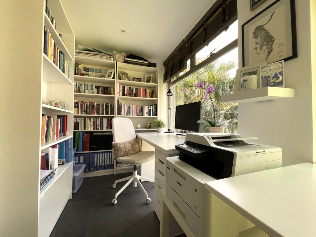 https://img.propertyraptor.com/cdn-cgi/imagedelivery/KD5bF_AFL0JDTbKLWF7z9g/ap8/ap8_001/hornet/prp/img/64c789fd09699e28719320225cca02c6.jpg/public
