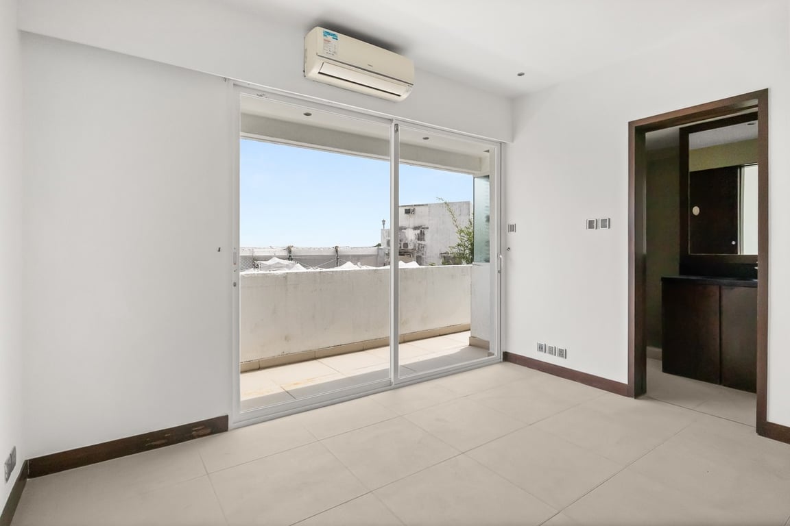 https://img.propertyraptor.com/cdn-cgi/imagedelivery/KD5bF_AFL0JDTbKLWF7z9g/ap8/ap8_001/hornet/prp/img/65025d8f01fbc2d51720d57dbdc06327-wtm.jpg/public