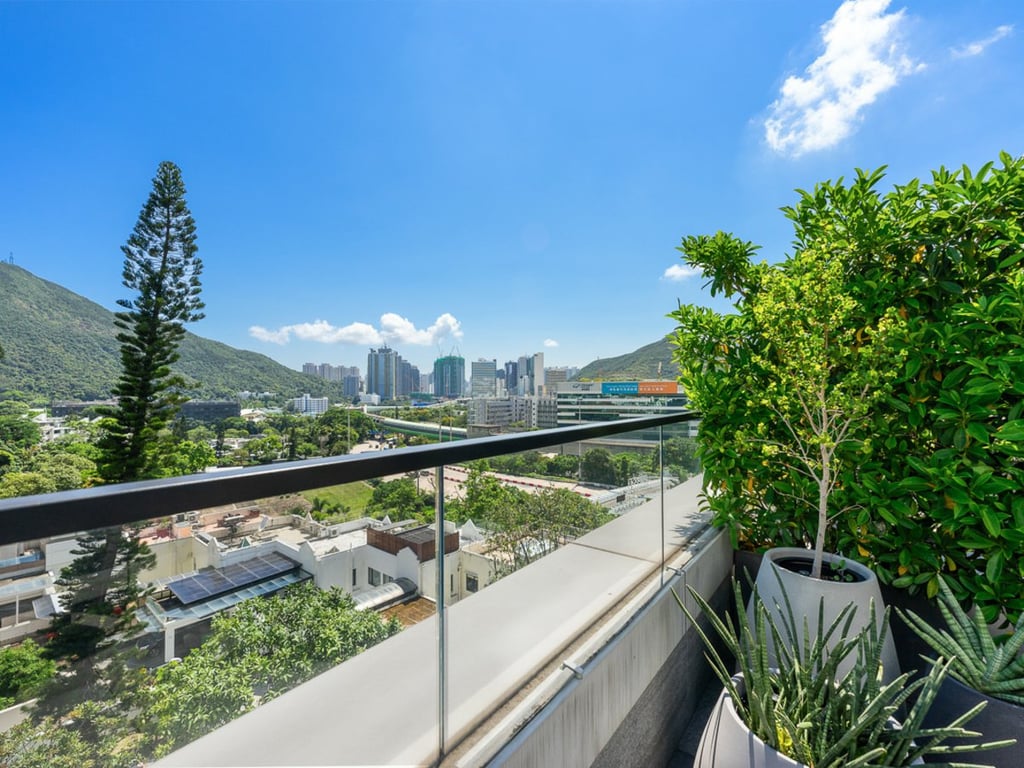 https://img.propertyraptor.com/cdn-cgi/imagedelivery/KD5bF_AFL0JDTbKLWF7z9g/ap8/ap8_001/hornet/prp/img/654dc46ec42c59eedd59e2f2e17dc6ca.jpg/public