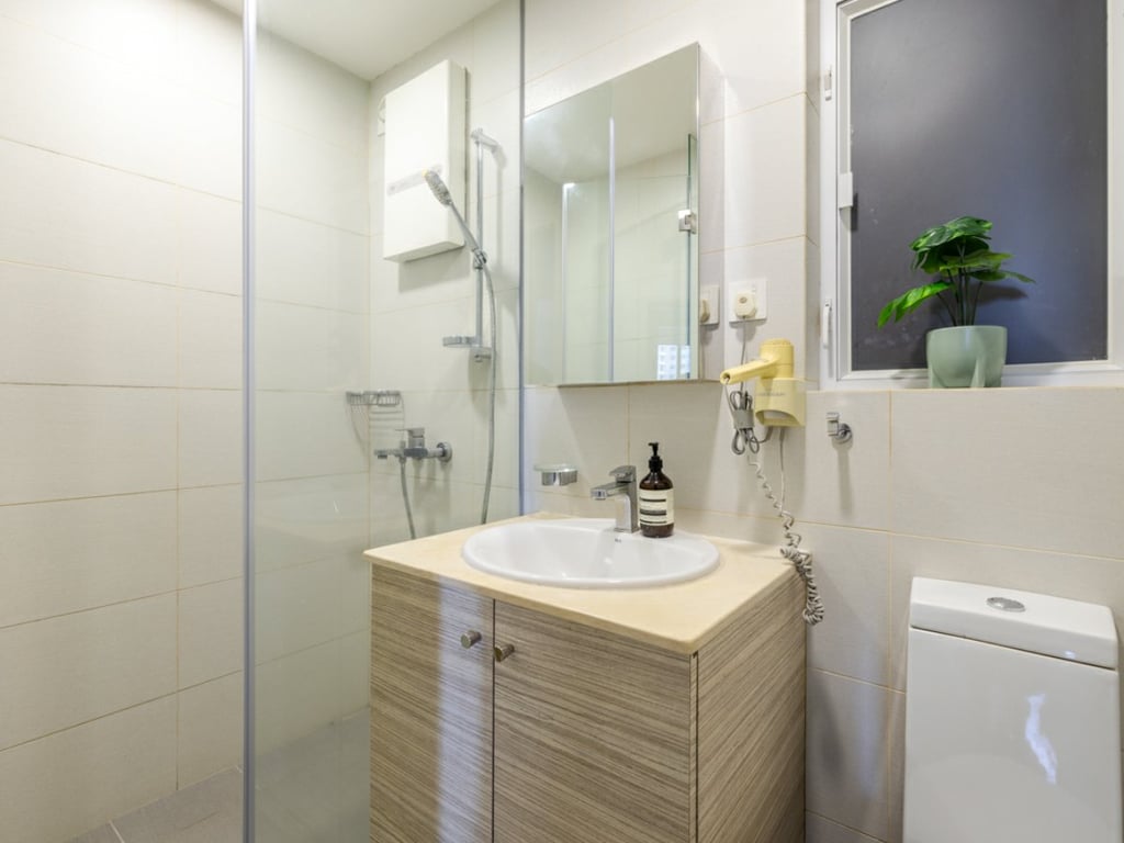 https://img.propertyraptor.com/cdn-cgi/imagedelivery/KD5bF_AFL0JDTbKLWF7z9g/ap8/ap8_001/hornet/prp/img/6636772b158210f560a15703e4bddf00.jpg/public