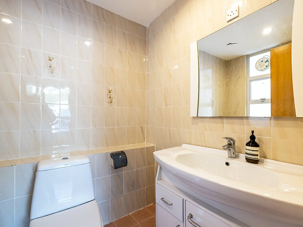 https://img.propertyraptor.com/cdn-cgi/imagedelivery/KD5bF_AFL0JDTbKLWF7z9g/ap8/ap8_001/hornet/prp/img/664b124a18608f7c02a9fad859edd835.jpg/public