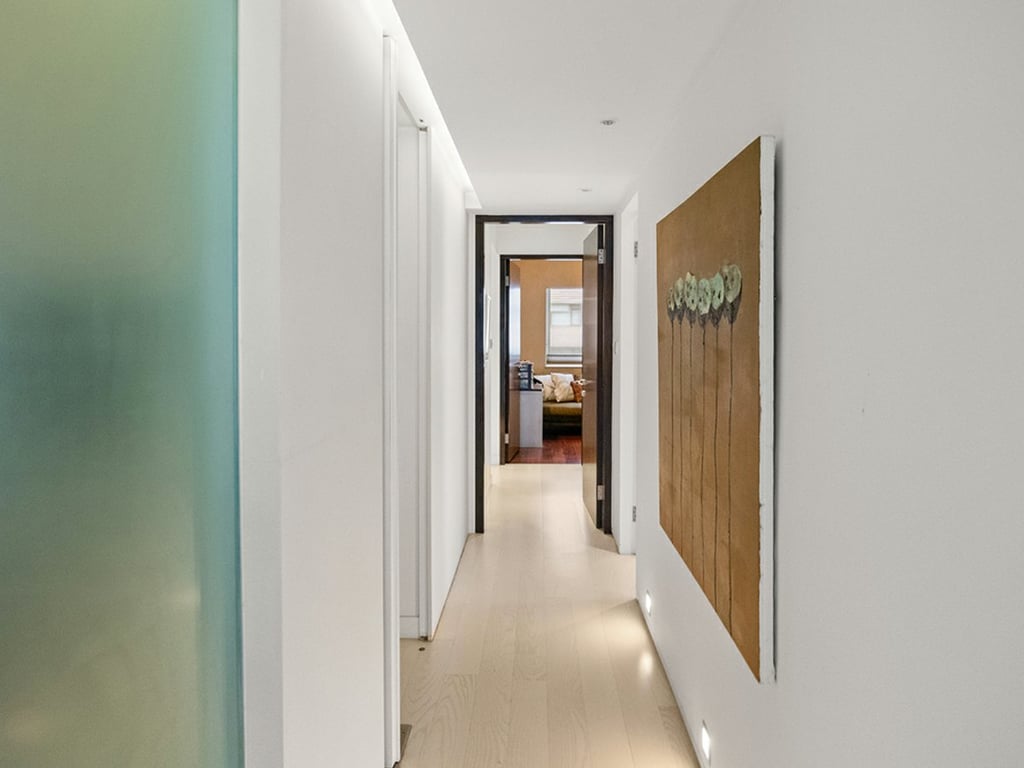 https://img.propertyraptor.com/cdn-cgi/imagedelivery/KD5bF_AFL0JDTbKLWF7z9g/ap8/ap8_001/hornet/prp/img/66db2344bb8d7bcdcdb83b25ca154a1c.jpg/public