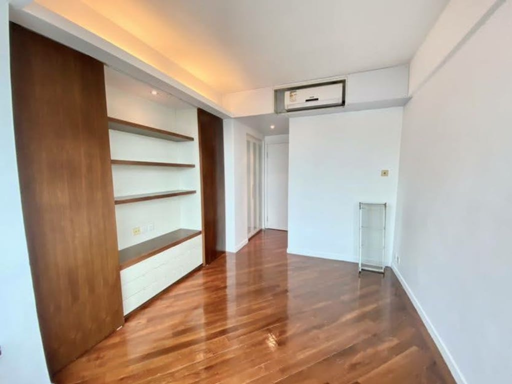 https://img.propertyraptor.com/cdn-cgi/imagedelivery/KD5bF_AFL0JDTbKLWF7z9g/ap8/ap8_001/hornet/prp/img/673dcd42c0d5164e4ab9d3291353a397.jpg/public