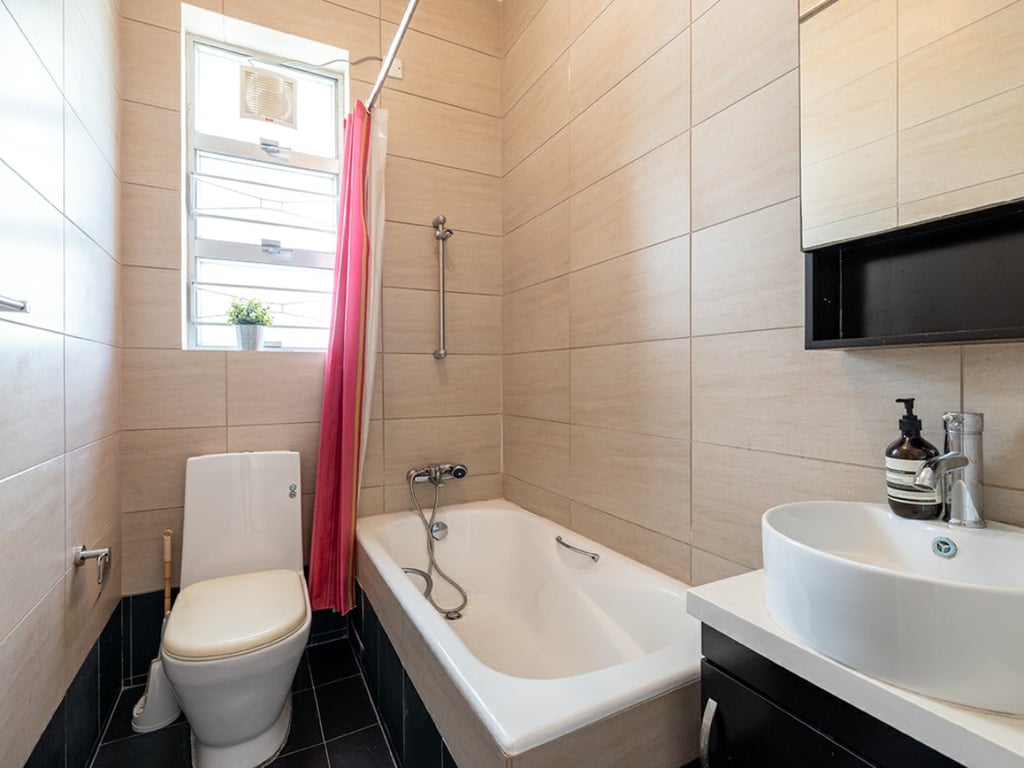 https://img.propertyraptor.com/cdn-cgi/imagedelivery/KD5bF_AFL0JDTbKLWF7z9g/ap8/ap8_001/hornet/prp/img/67ae96ee2f2129bd7fd94547b70a9252.jpg/public