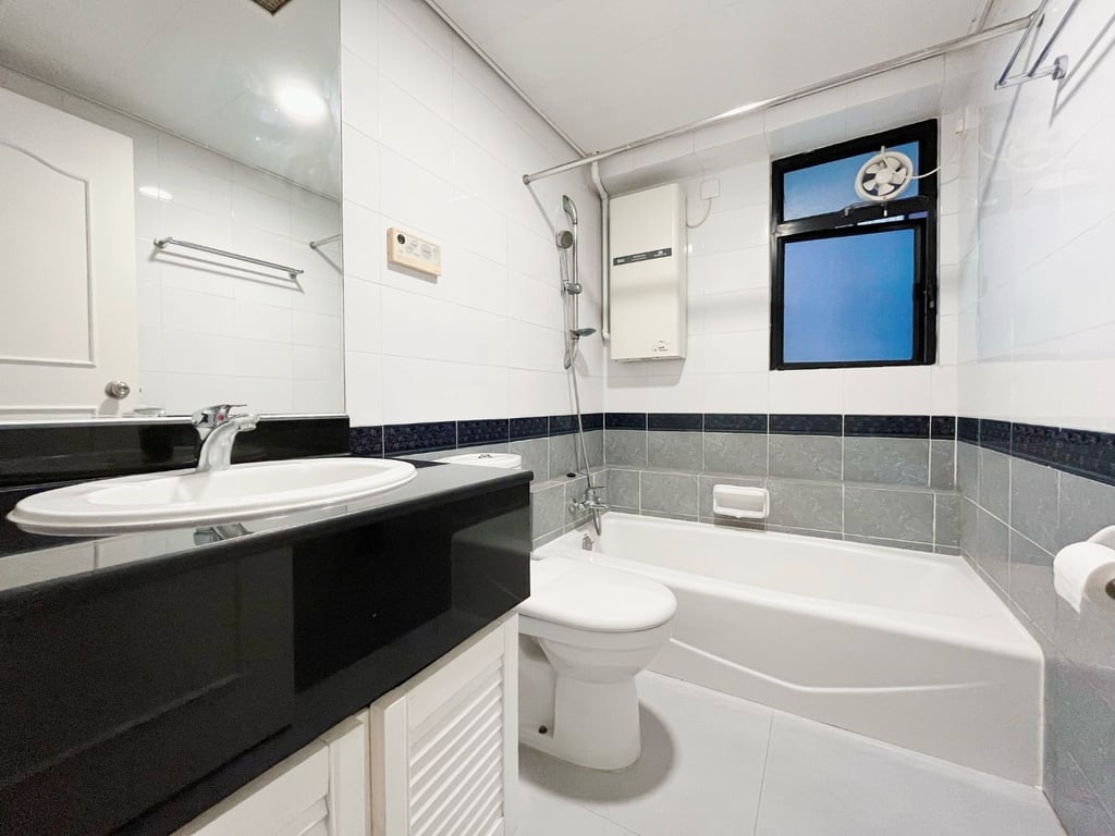https://img.propertyraptor.com/cdn-cgi/imagedelivery/KD5bF_AFL0JDTbKLWF7z9g/ap8/ap8_001/hornet/prp/img/67e3ba2e746568b55d6996bacb28182b-wtm.jpg/public