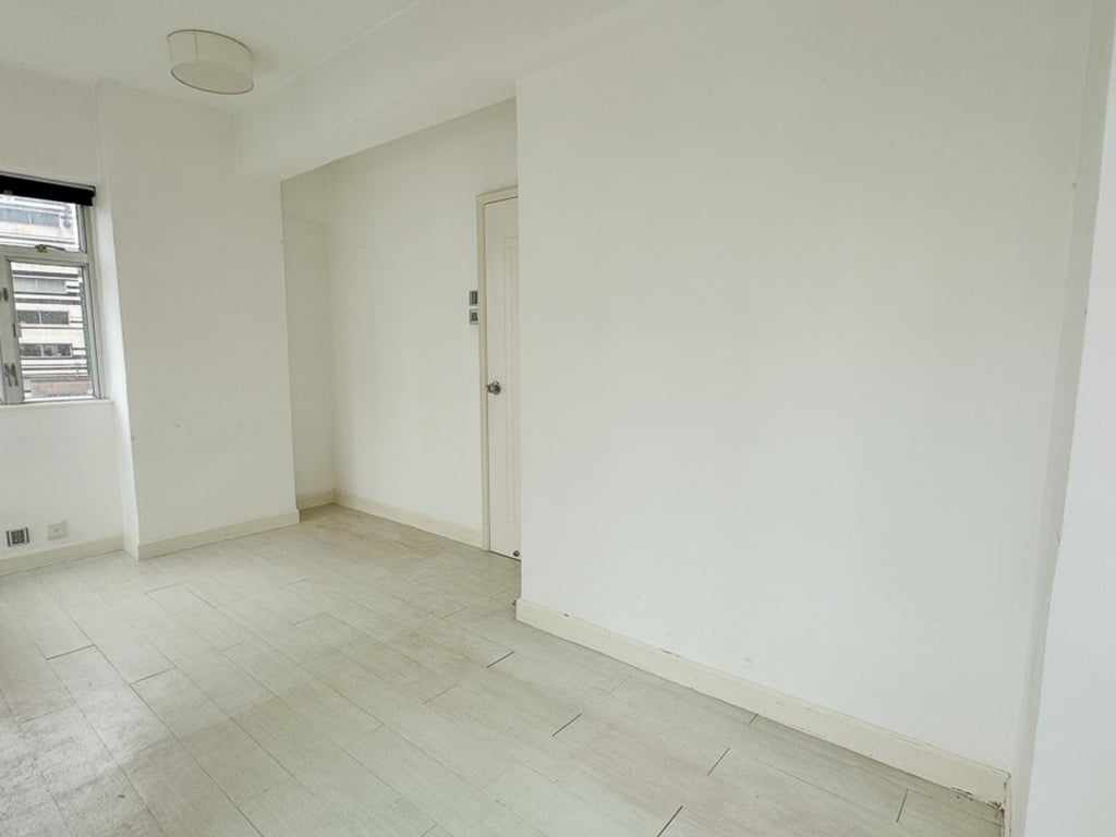 https://img.propertyraptor.com/cdn-cgi/imagedelivery/KD5bF_AFL0JDTbKLWF7z9g/ap8/ap8_001/hornet/prp/img/67ef9cfb3349497ae63269bf9ecc3bca.jpg/public