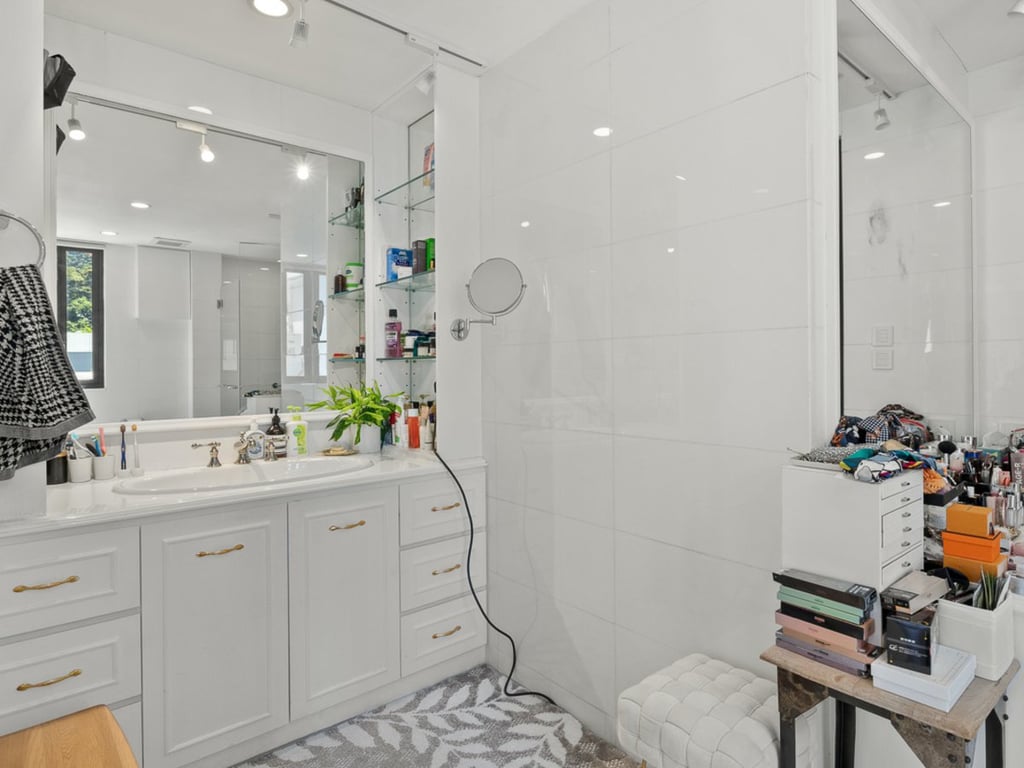 https://img.propertyraptor.com/cdn-cgi/imagedelivery/KD5bF_AFL0JDTbKLWF7z9g/ap8/ap8_001/hornet/prp/img/6824db3a9f2a29b0969d19a39c995990.jpg/public