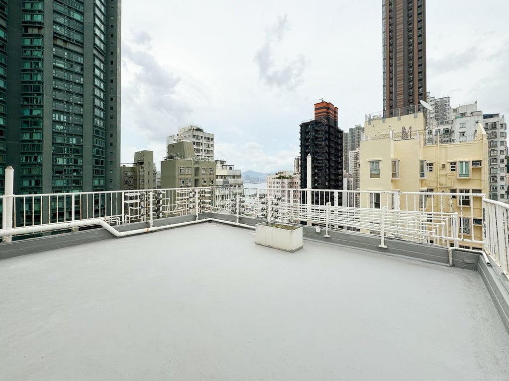 https://img.propertyraptor.com/cdn-cgi/imagedelivery/KD5bF_AFL0JDTbKLWF7z9g/ap8/ap8_001/hornet/prp/img/686cd1a707aaac1eded094e645ce9ad3-wtm.jpg/public