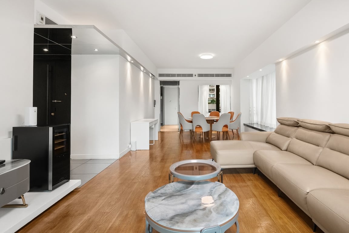 https://img.propertyraptor.com/cdn-cgi/imagedelivery/KD5bF_AFL0JDTbKLWF7z9g/ap8/ap8_001/hornet/prp/img/68a989c7e071a9d6bcfbfb56a22dd2e4-wtm.jpg/public