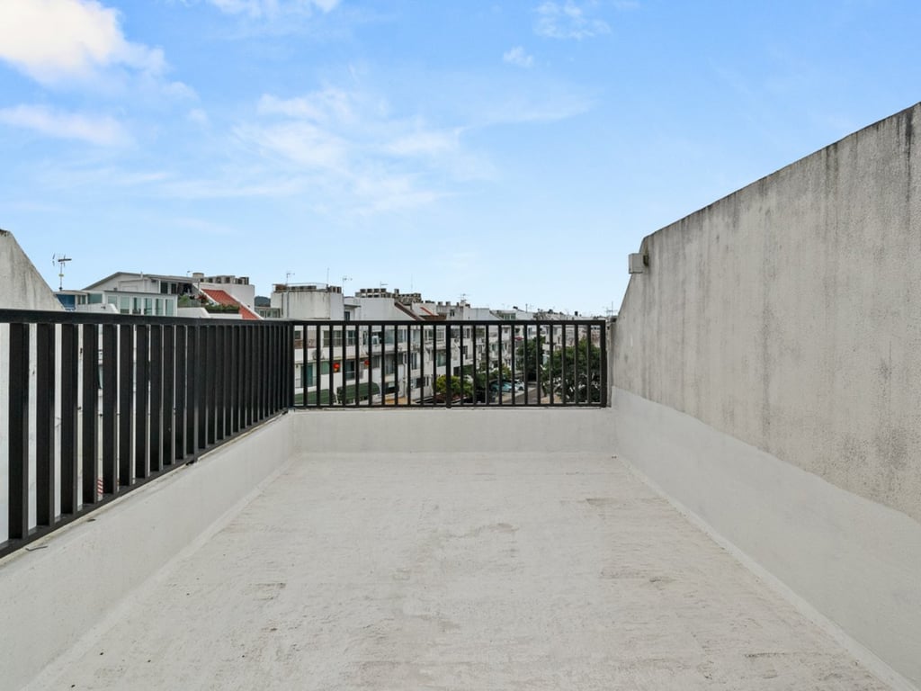 https://img.propertyraptor.com/cdn-cgi/imagedelivery/KD5bF_AFL0JDTbKLWF7z9g/ap8/ap8_001/hornet/prp/img/692372396b5d5f3c2b1d39c303685993.jpg/public