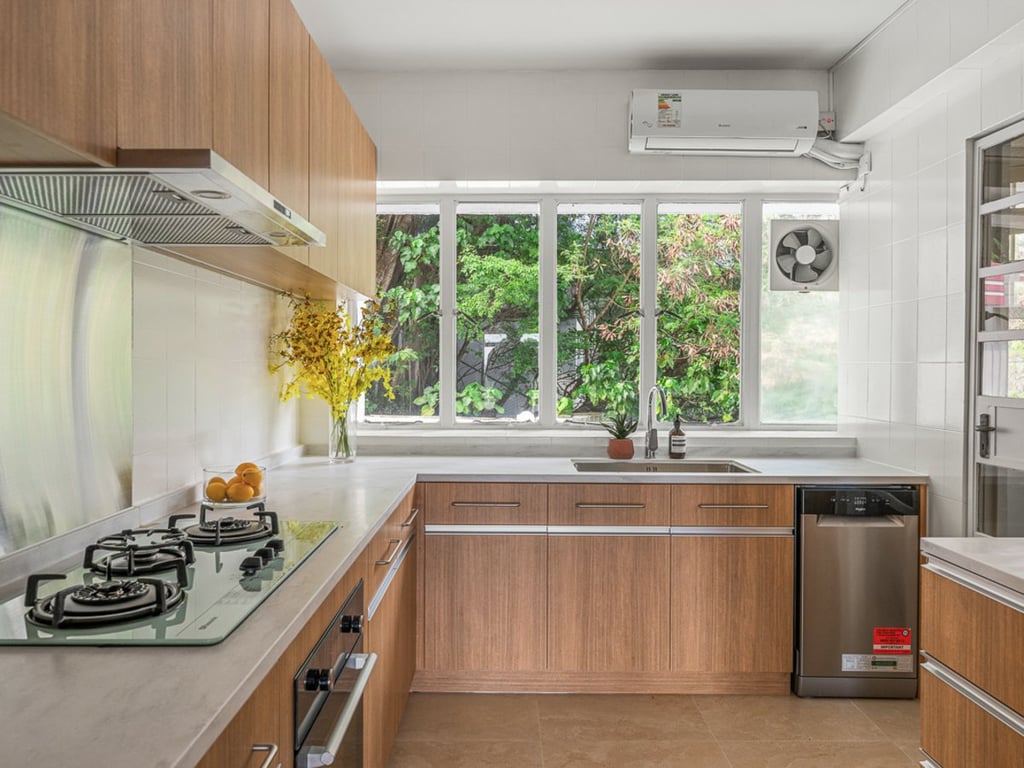https://img.propertyraptor.com/cdn-cgi/imagedelivery/KD5bF_AFL0JDTbKLWF7z9g/ap8/ap8_001/hornet/prp/img/69ace4fd8f49e6333851b3f889a86beb.jpg/public