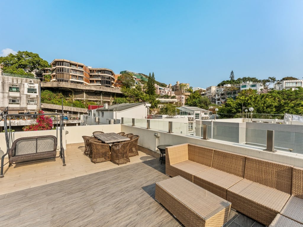 https://img.propertyraptor.com/cdn-cgi/imagedelivery/KD5bF_AFL0JDTbKLWF7z9g/ap8/ap8_001/hornet/prp/img/69cade5b0fb0ef15eec0fbaf746b2386.jpg/public