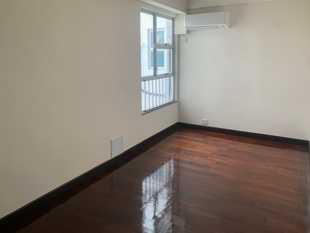 https://img.propertyraptor.com/cdn-cgi/imagedelivery/KD5bF_AFL0JDTbKLWF7z9g/ap8/ap8_001/hornet/prp/img/69f350b9fc419192381722dcfa06fa6f.jpg/public