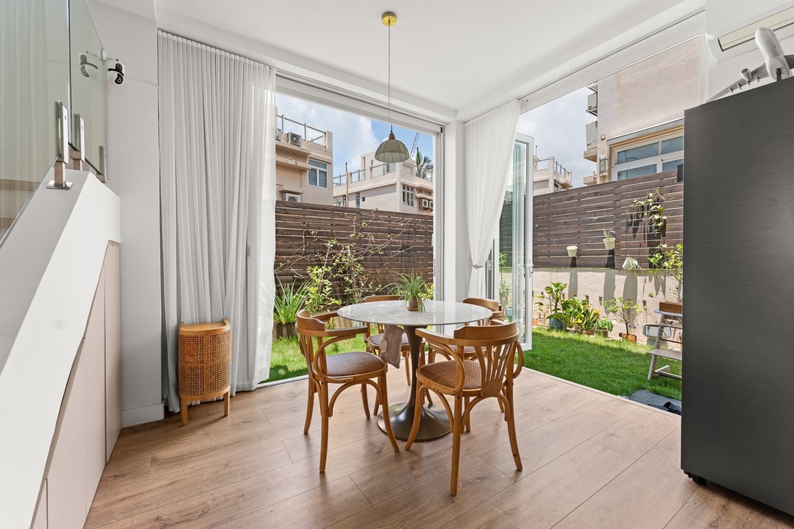 https://img.propertyraptor.com/cdn-cgi/imagedelivery/KD5bF_AFL0JDTbKLWF7z9g/ap8/ap8_001/hornet/prp/img/6a6b812b1a6874a3f0ee520de46ff4b8-wtm.jpg/public