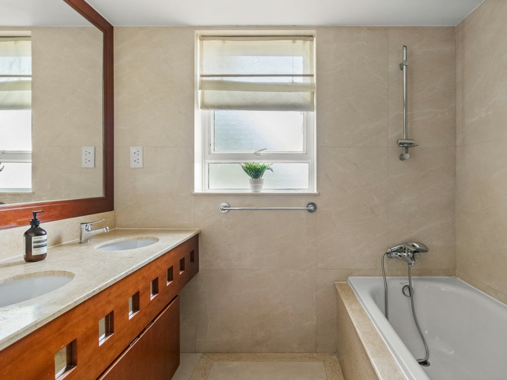 https://img.propertyraptor.com/cdn-cgi/imagedelivery/KD5bF_AFL0JDTbKLWF7z9g/ap8/ap8_001/hornet/prp/img/6a8af31725be9b272b280217cae7f5d8.jpg/public