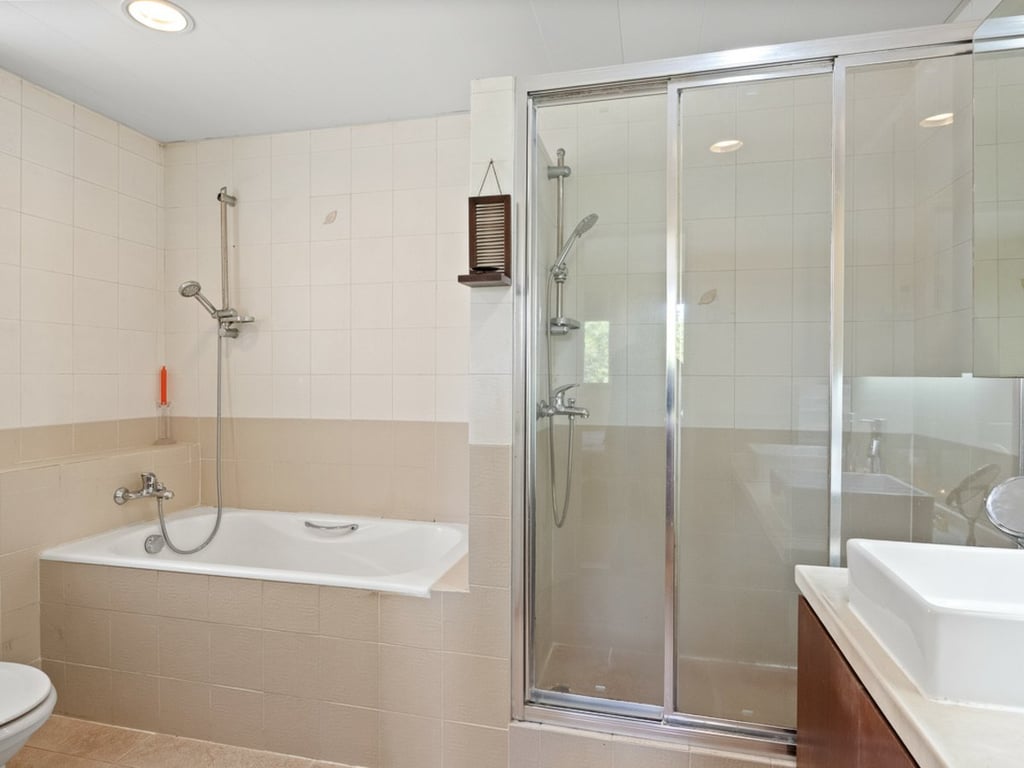 https://img.propertyraptor.com/cdn-cgi/imagedelivery/KD5bF_AFL0JDTbKLWF7z9g/ap8/ap8_001/hornet/prp/img/6ac9e5a00043ca1455a439ae7ba25c07.jpg/public