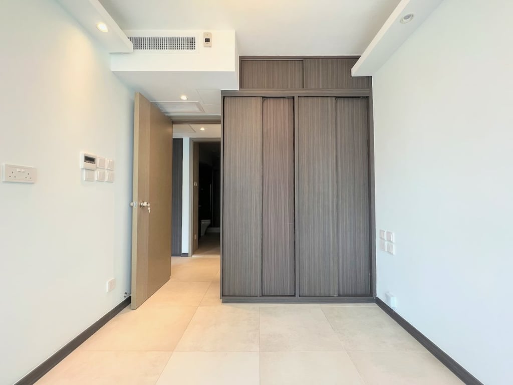 https://img.propertyraptor.com/cdn-cgi/imagedelivery/KD5bF_AFL0JDTbKLWF7z9g/ap8/ap8_001/hornet/prp/img/6accb1664143ea6b99ef6c2281e21a8e.jpg/public