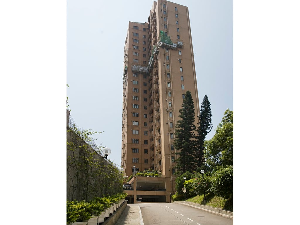 https://img.propertyraptor.com/cdn-cgi/imagedelivery/KD5bF_AFL0JDTbKLWF7z9g/ap8/ap8_001/hornet/prp/img/6b21ebf4bf02655ce1abcc3fdb963754.jpg/public