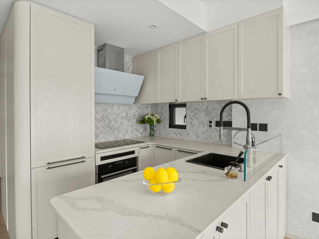 https://img.propertyraptor.com/cdn-cgi/imagedelivery/KD5bF_AFL0JDTbKLWF7z9g/ap8/ap8_001/hornet/prp/img/6b9f1a768d6533deac156a5779a1a76d.jpg/public