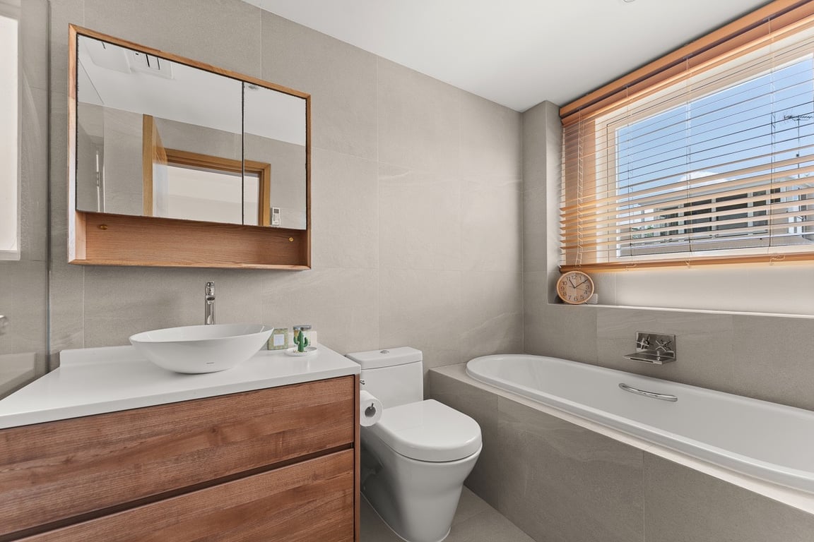 https://img.propertyraptor.com/cdn-cgi/imagedelivery/KD5bF_AFL0JDTbKLWF7z9g/ap8/ap8_001/hornet/prp/img/6ba0e66fe5e1848c9c03db64d29e4c46-wtm.jpg/public
