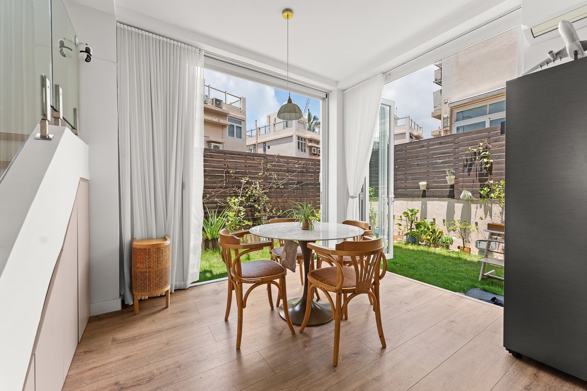 https://img.propertyraptor.com/cdn-cgi/imagedelivery/KD5bF_AFL0JDTbKLWF7z9g/ap8/ap8_001/hornet/prp/img/6be35a20173580c3541212c4b68470a6-wtm.jpg/public