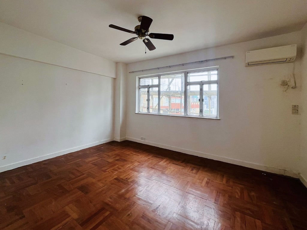 https://img.propertyraptor.com/cdn-cgi/imagedelivery/KD5bF_AFL0JDTbKLWF7z9g/ap8/ap8_001/hornet/prp/img/6c7afb01cf34fd7b5db6d8036f0a62d5-wtm.jpg/public