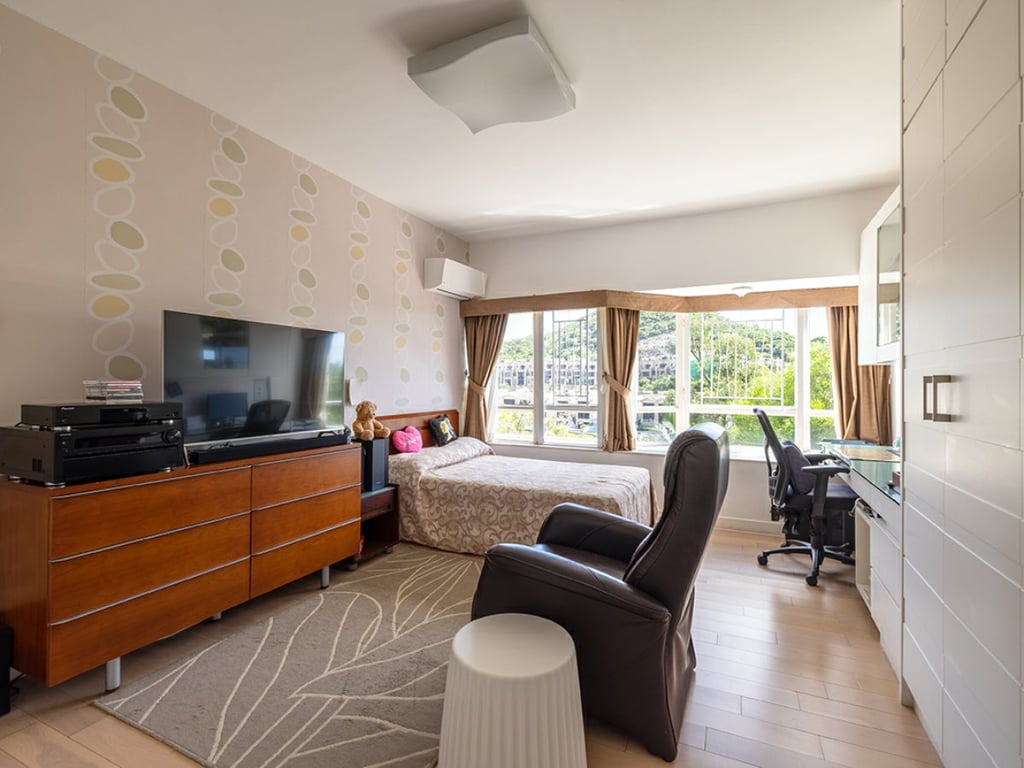 https://img.propertyraptor.com/cdn-cgi/imagedelivery/KD5bF_AFL0JDTbKLWF7z9g/ap8/ap8_001/hornet/prp/img/6ccce6c2bed1ac53256296370d8269bb.jpg/public