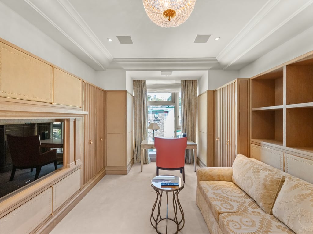 https://img.propertyraptor.com/cdn-cgi/imagedelivery/KD5bF_AFL0JDTbKLWF7z9g/ap8/ap8_001/hornet/prp/img/6d06101457491614f1f63b32de867a49.jpg/public
