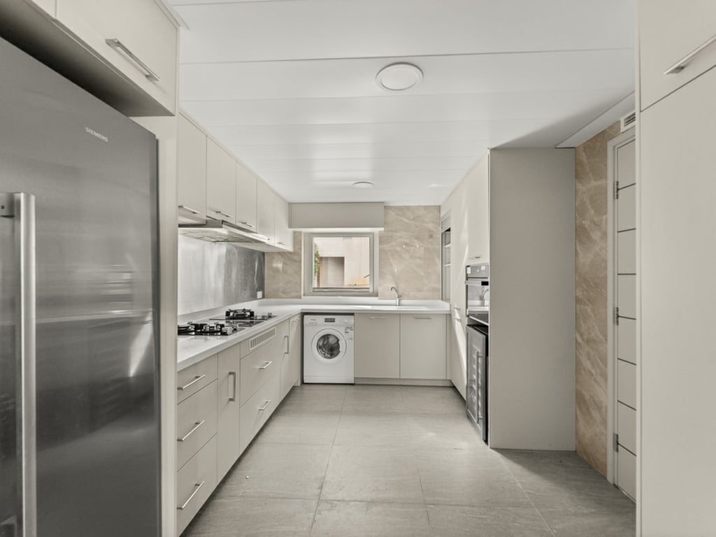https://img.propertyraptor.com/cdn-cgi/imagedelivery/KD5bF_AFL0JDTbKLWF7z9g/ap8/ap8_001/hornet/prp/img/6d0f613a1c2f7d672073148a1fd01b7a-wtm.jpg/public