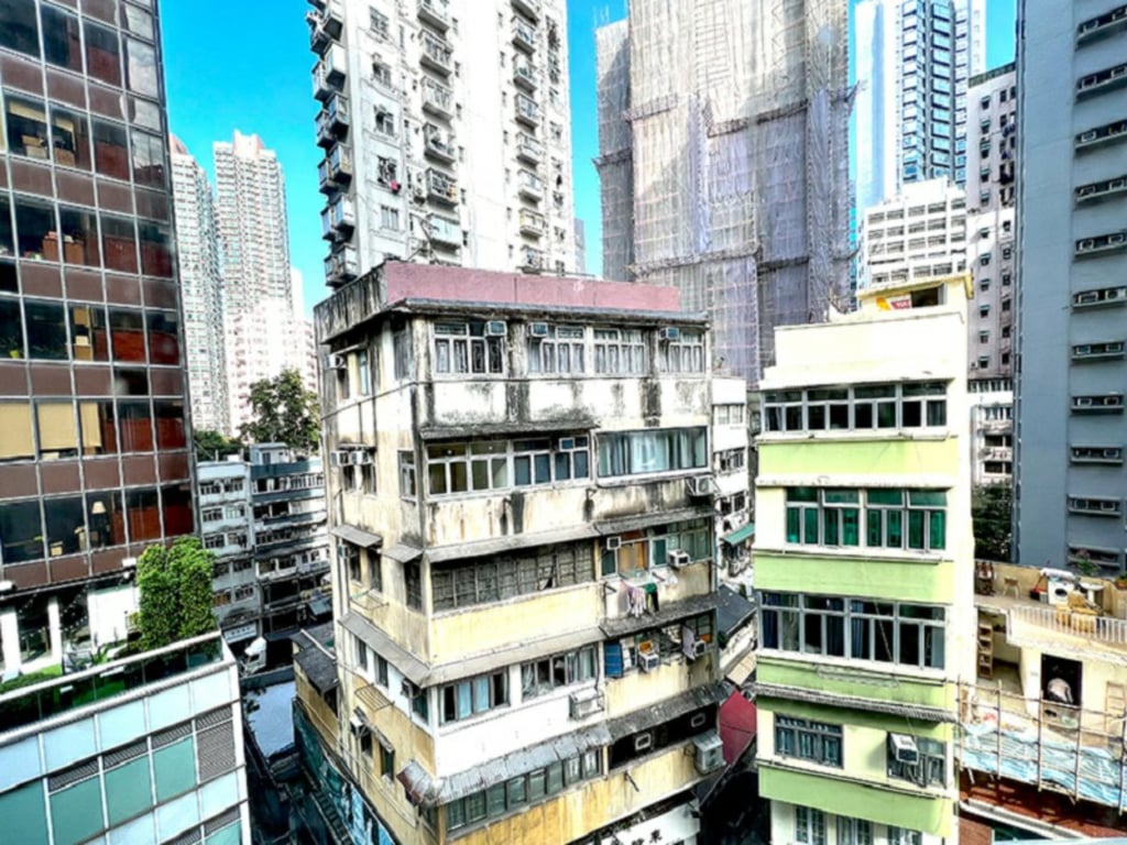 https://img.propertyraptor.com/cdn-cgi/imagedelivery/KD5bF_AFL0JDTbKLWF7z9g/ap8/ap8_001/hornet/prp/img/6d4a775541d9fe382760c7738d21ff27.jpg/public