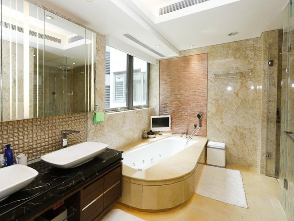 https://img.propertyraptor.com/cdn-cgi/imagedelivery/KD5bF_AFL0JDTbKLWF7z9g/ap8/ap8_001/hornet/prp/img/6d508228ecd97b7fc0af4a71c6b2e7a8-wtm.jpg/public