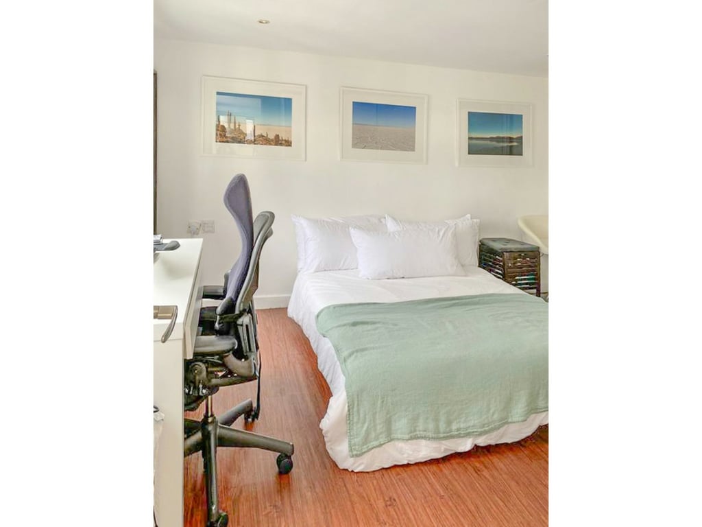 https://img.propertyraptor.com/cdn-cgi/imagedelivery/KD5bF_AFL0JDTbKLWF7z9g/ap8/ap8_001/hornet/prp/img/6d5b1a1cc48b56bd5a66a97ce69915a4.jpg/public