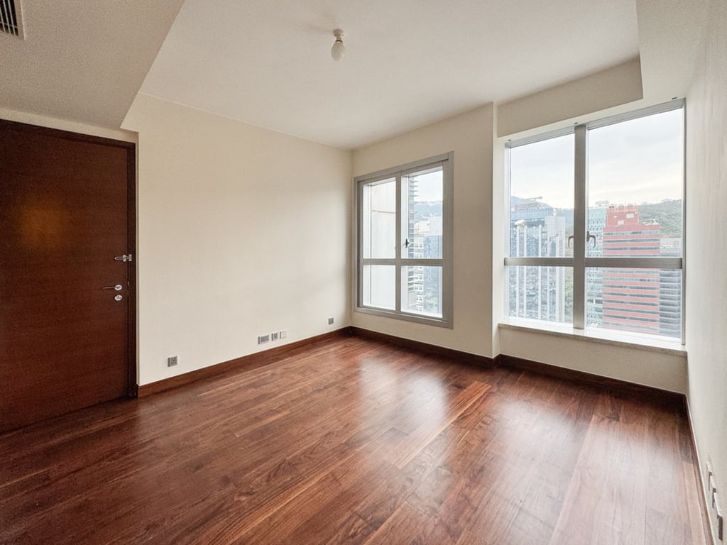 https://img.propertyraptor.com/cdn-cgi/imagedelivery/KD5bF_AFL0JDTbKLWF7z9g/ap8/ap8_001/hornet/prp/img/6d7ef0e4605863c7604549a3c4f2fe5f.jpg/public